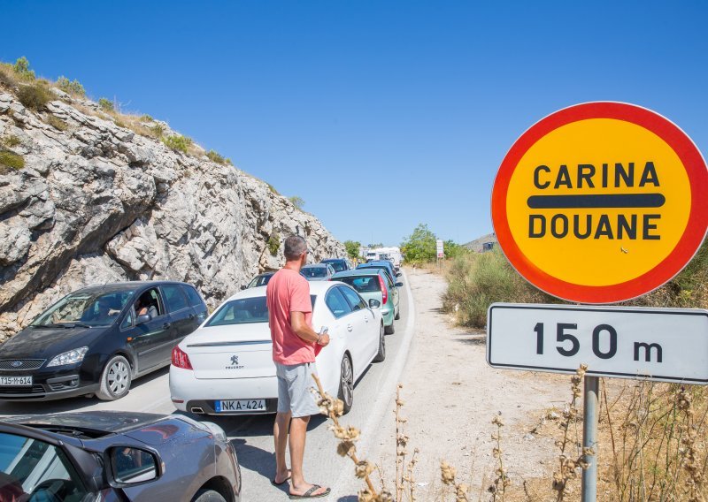 Gust promet na cestama, a na graničnim prijelazima moguća i duža čekanja