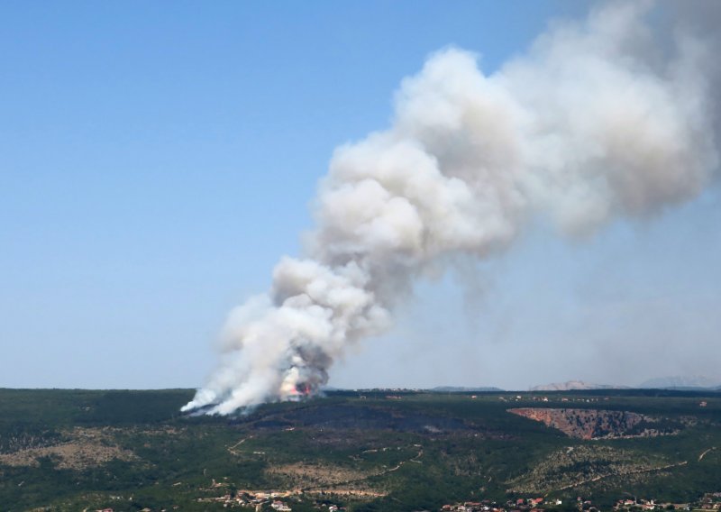 Ponovno gori kod Crvenog jezera, vatra zaprijetila i NP Krka