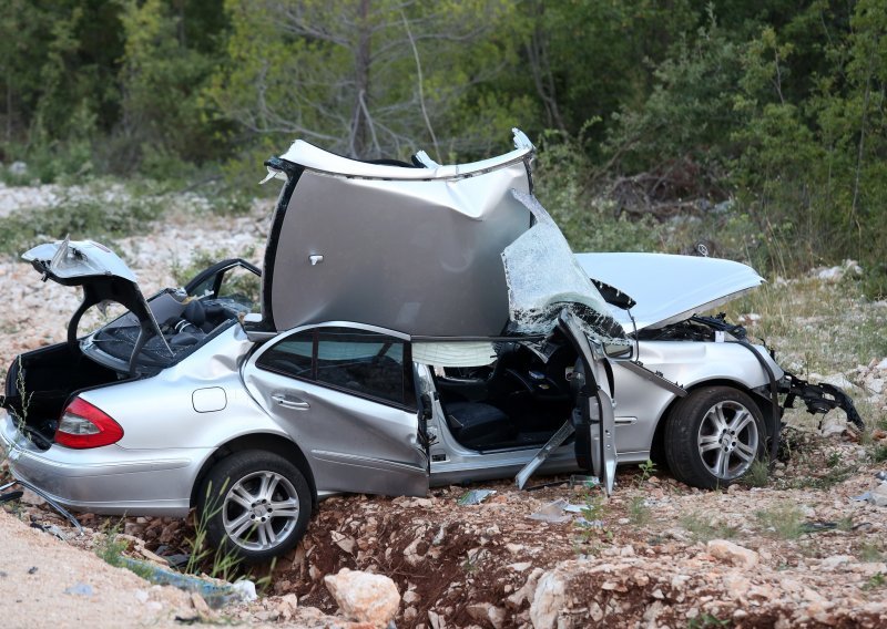 U sudaru dvaju mercedesa jedna osoba poginula, petero ozlijeđeno