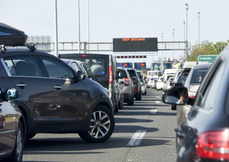 Na autocestama vozi se u kolonama i uz zastoje