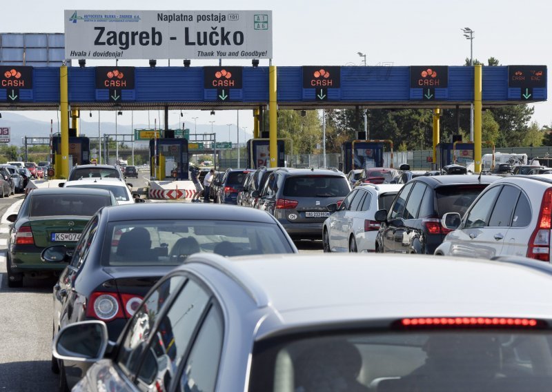 Na autocestama česti su zastoji, kod Lučkog kolona duga oko tri kilometra