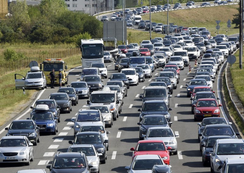 Kod Lučkog kolona dugačka tri kilometra, na Demerju gužve nema