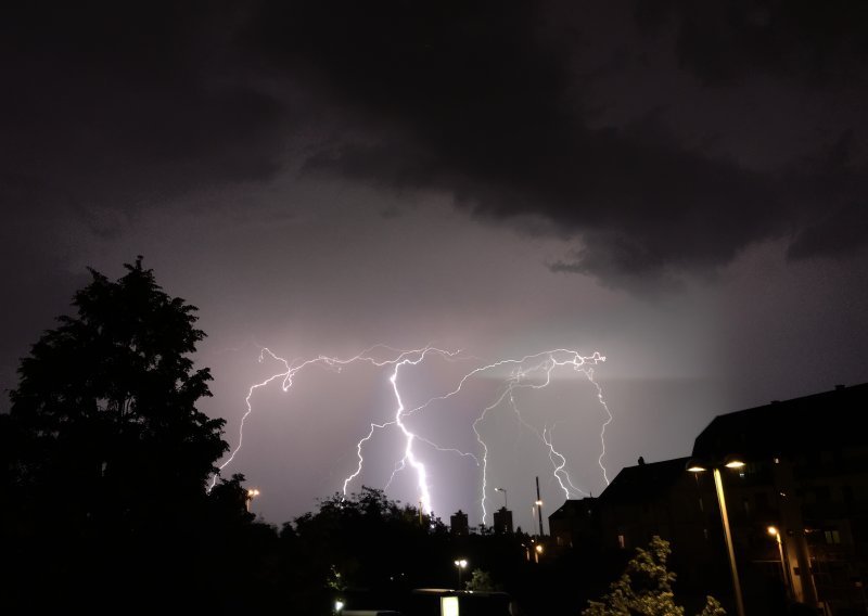 Udari munje, padalo drveće, najmanje četiri žrtve olujnog nevremena