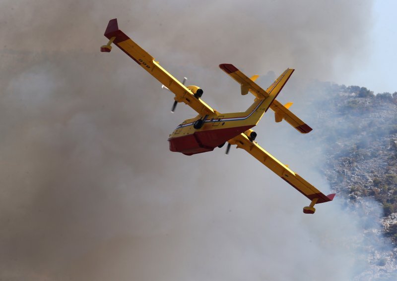 Kanader i dva air traktora gase požar na Kamešnici iznad Sinja