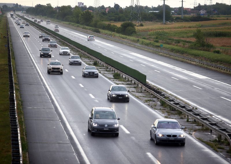 Vozači, oprez! Kolnici su skliski, a u Gorskom kotaru ima i magle