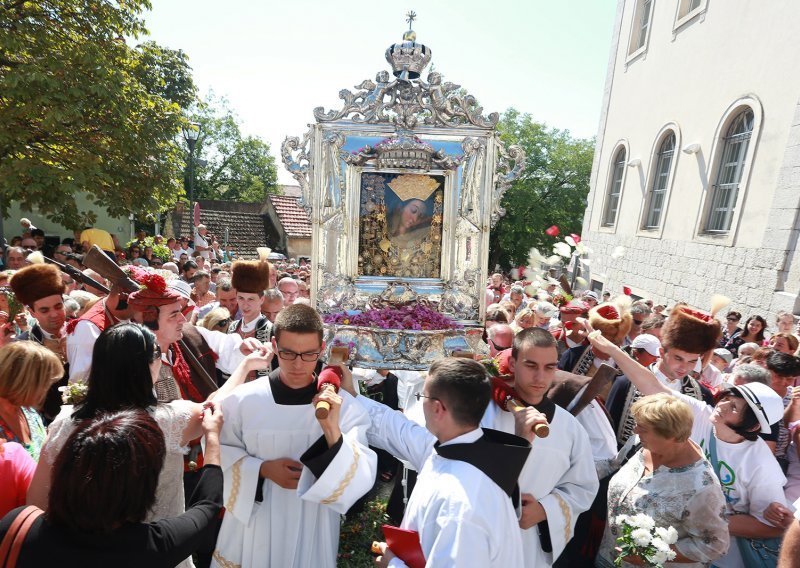 U procesiji u Sinju više desetaka tisuća vjernika