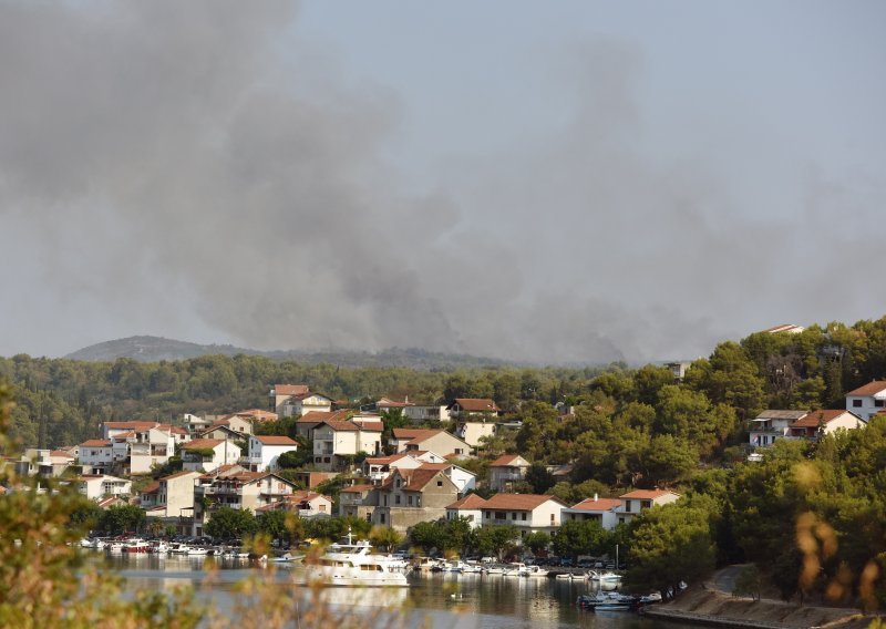 I dalje gori na pet mjesta u Šibensko-kninskoj županiji