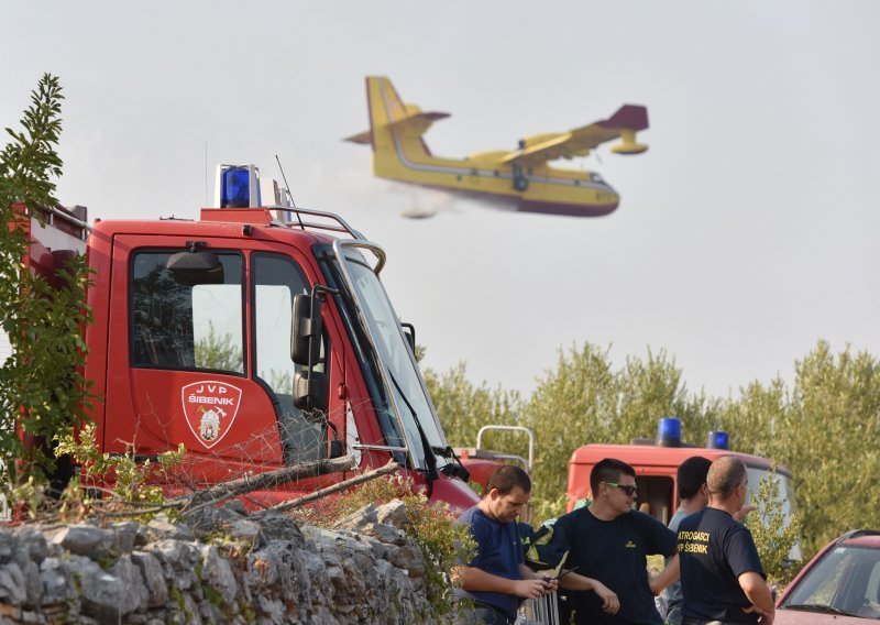 Vatrogasci obuzdali požar kod Brela, evakuirani stanovnici se vraćaju kućama