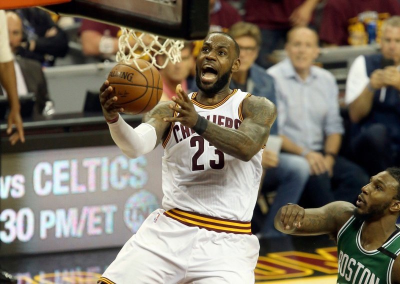 'Kralj James' dotukao Celticse usred Bostona i odvukao Cavalierse u veliki NBA finale