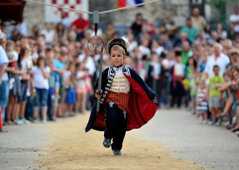 Natalitet u praksi: Gdje su najveće naknade za djecu i zašto ova vlast to ne zna?