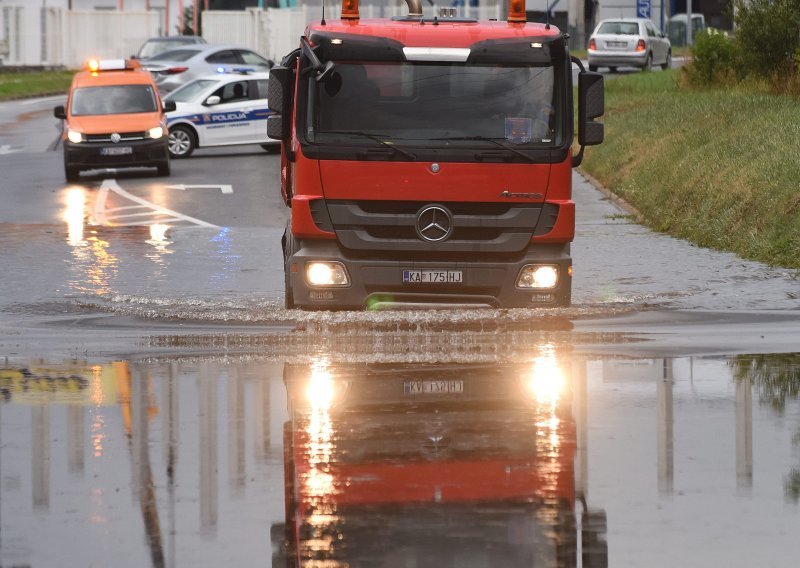 Voda se povlači s prometnica, vatrogasci uklanjaju blato i smeće s cesta