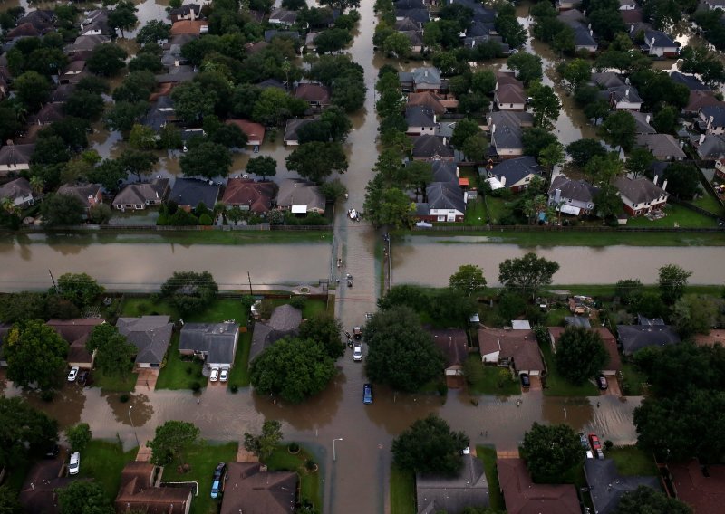 Iz poplavljene kemijske tvornice u Texasu odjekuju eksplozije