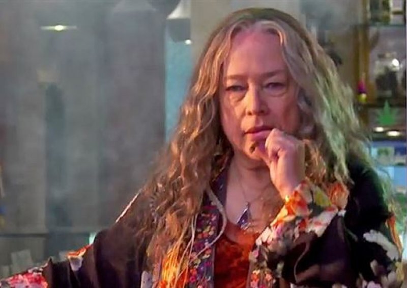 Nova Netflixova serija 'Disjointed' parada je glupih fora i klišeja