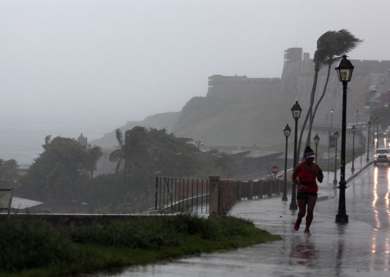 Uragan Irma usmrtio deset ljudi, prijeti Floridi velikom žestinom