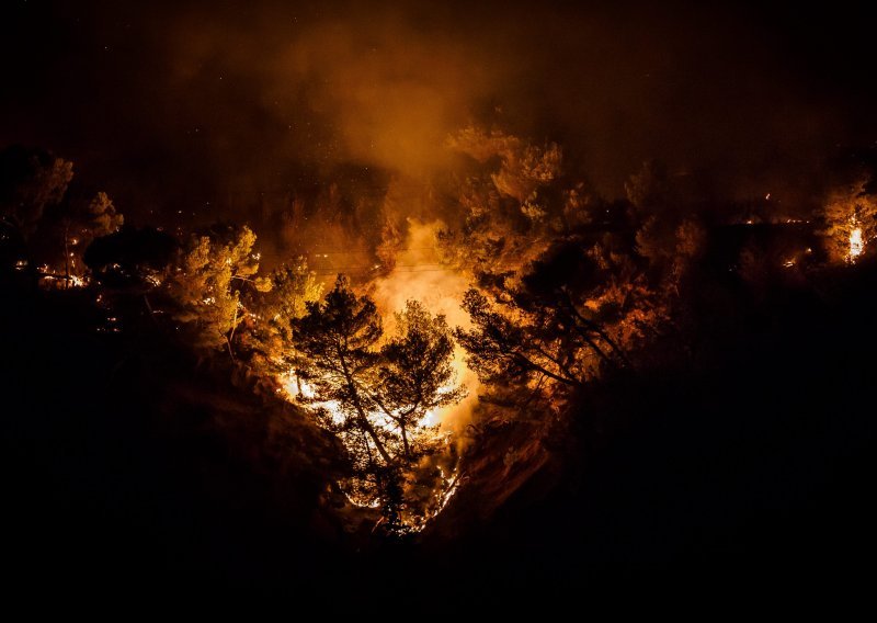 Požar između Krila Jesenice i Gornje Podstrane pod nadzorom, u pomoć stiže vojska i kanaderi