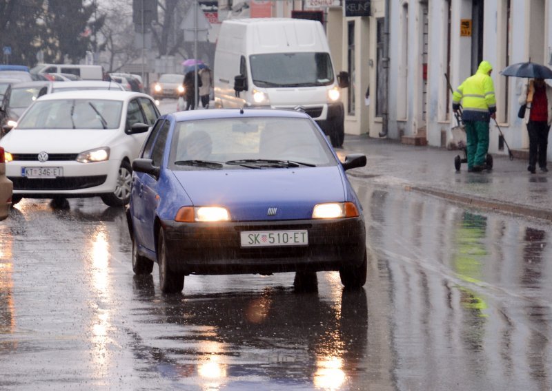 Kolnici mokri, u Gorskom kotaru i Lici mjestimice magla