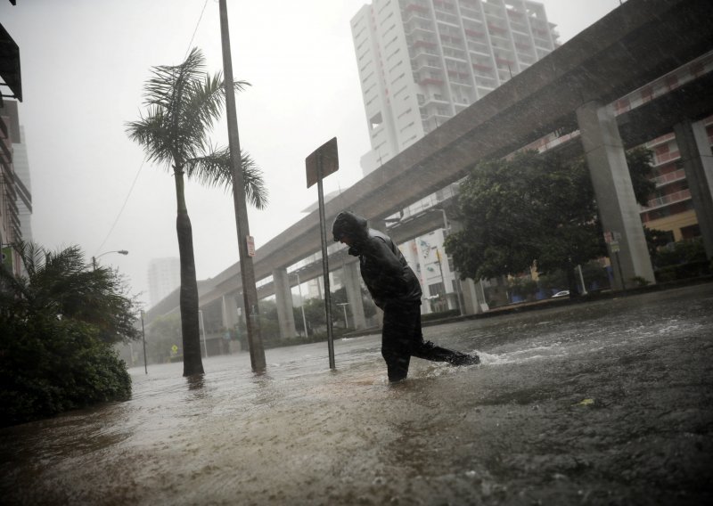 Uragan Irma zahvatio Tampu i Orlando, kuće ostale bez krovova, ulice poplavljene