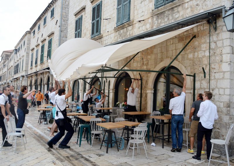 Nevrijeme na jugu: Dubrovčane odnio vjetar, Komižu poplavila kiša