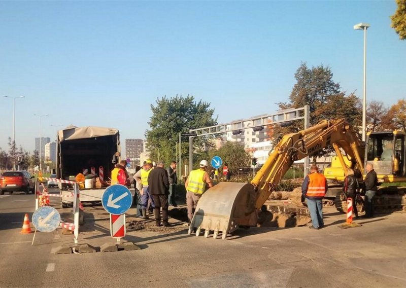 Pukla vodovodna cijev, prometne gužve na križanju Branimirove i Heinzelove