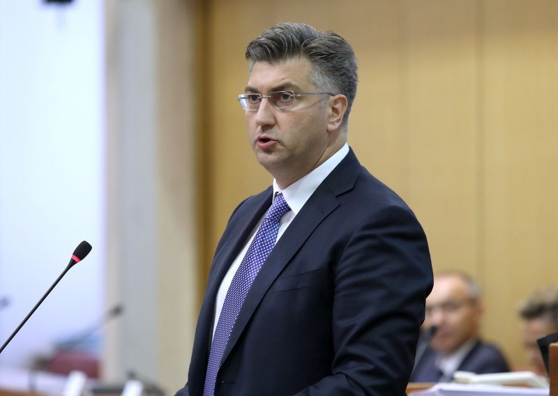 Plenković pretrpio oštre kritike oporbe, pa se vratio na priču o selfieju sa zeljem