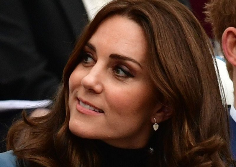 Kate Middleton za sportsko druženje odabrala trendi blejzer