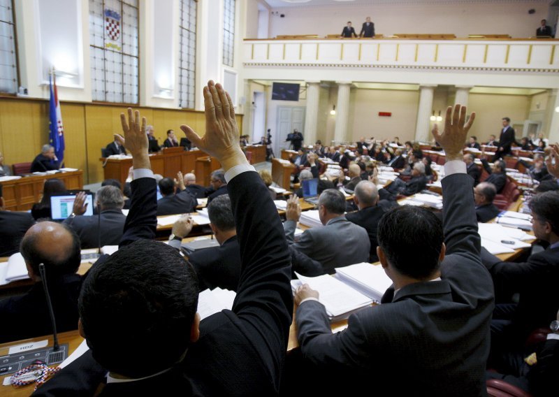 MPs revise 2010 budget : lower revenues, higher expenditures