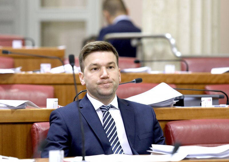 Mladi zastupnik Mikulić favorit, u igri i tvorac brenda 'Lega-lega'