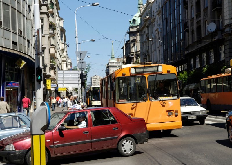 U sudaru gradskog autobusa i auta ozlijeđeno pet osoba