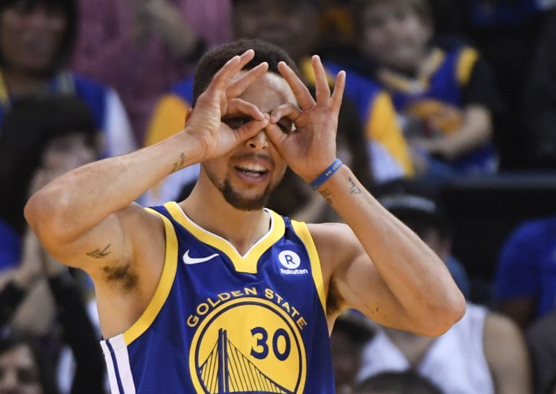 Stephen Curry zapalio društvene mreže košem kakav još nije viđen