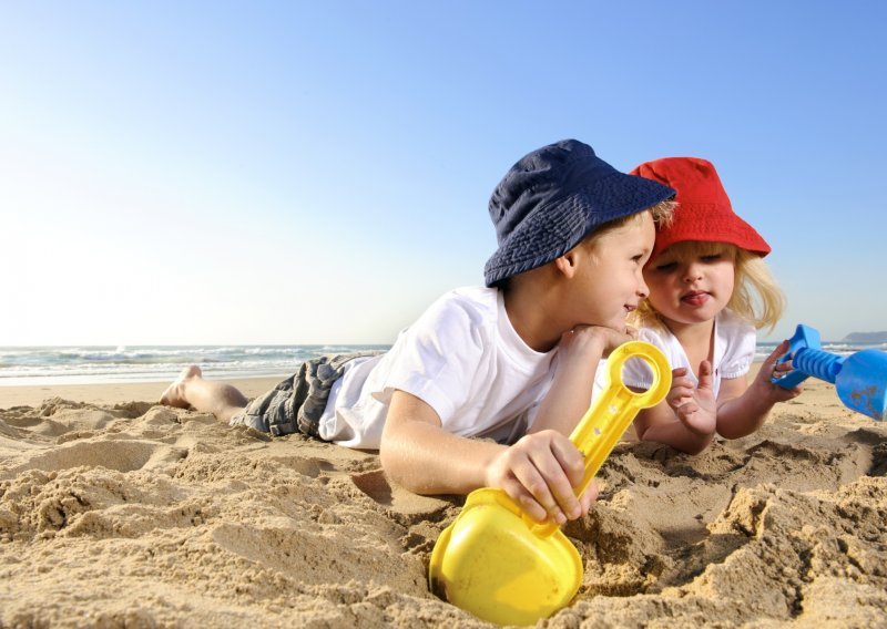 Kako pravilno njegovati klince na plaži?