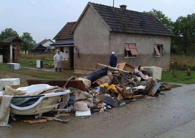 Opasno za stanovanje 596 zgrada na poplavljenom području