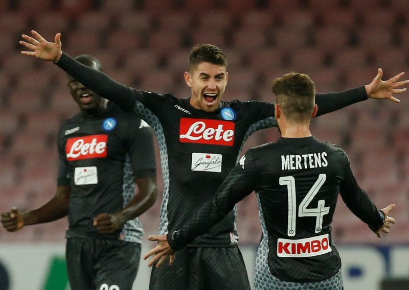 Napoli još uvijek ne zna za poraz, Romi rimski derbi