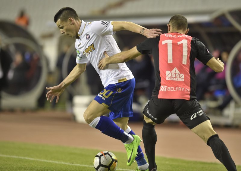 Hajduk poništio prednost u sudačkoj nadoknadi; Torcida bakljama uzrokovala prekid