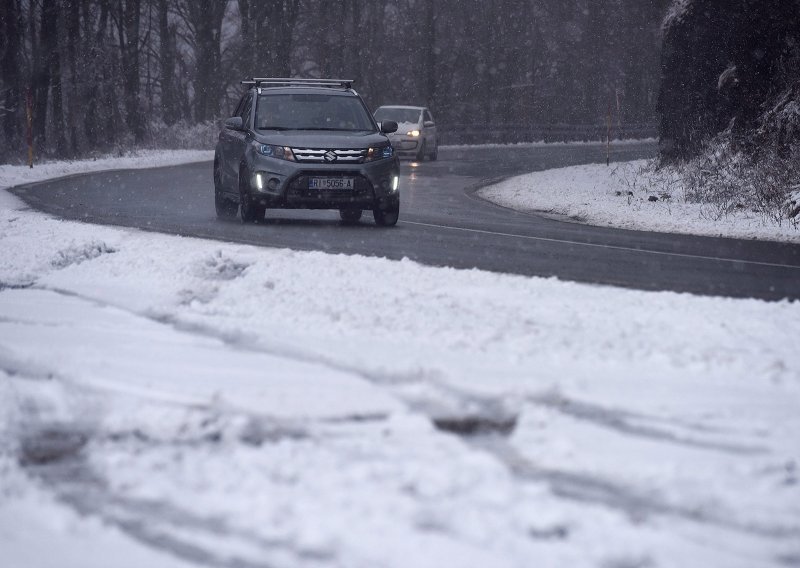 Oprez: Jaki vjetar, skliski kolnici i susnježica stvaraju probleme u prometu