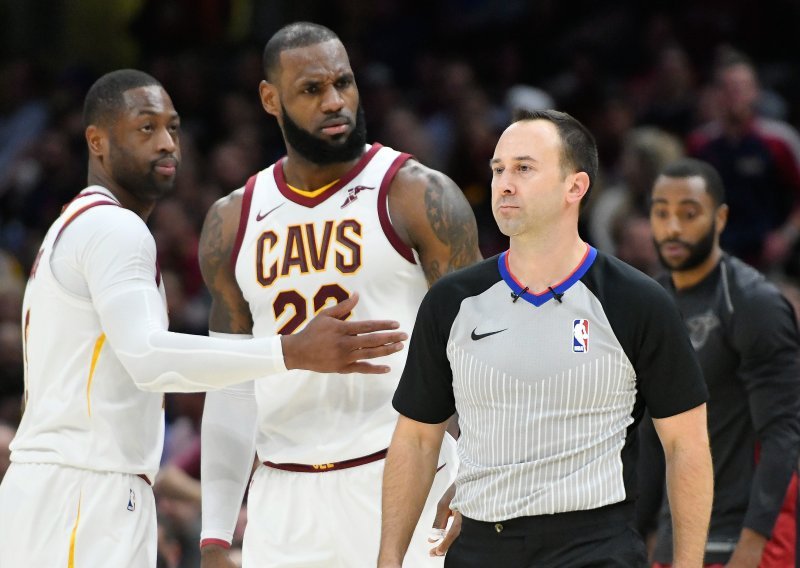 LeBron James nakon 1082 utakmice izbačen iz igre; je li sudac pretjerao?