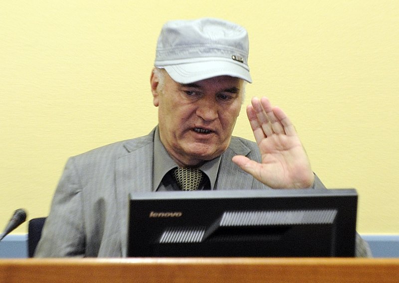 Mladić fingira da je teško bolestan