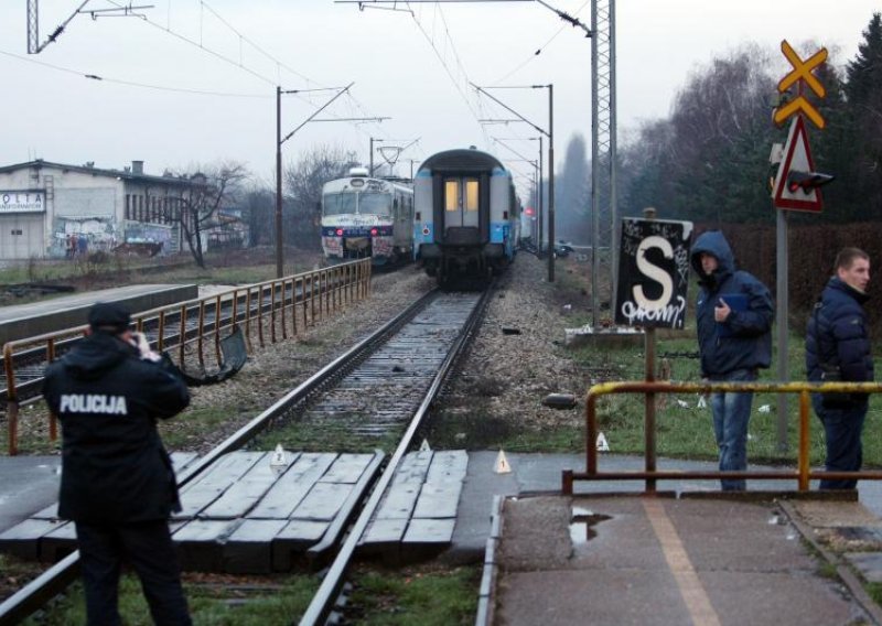 U naletu lokomotive na kombi dvoje ozlijeđenih