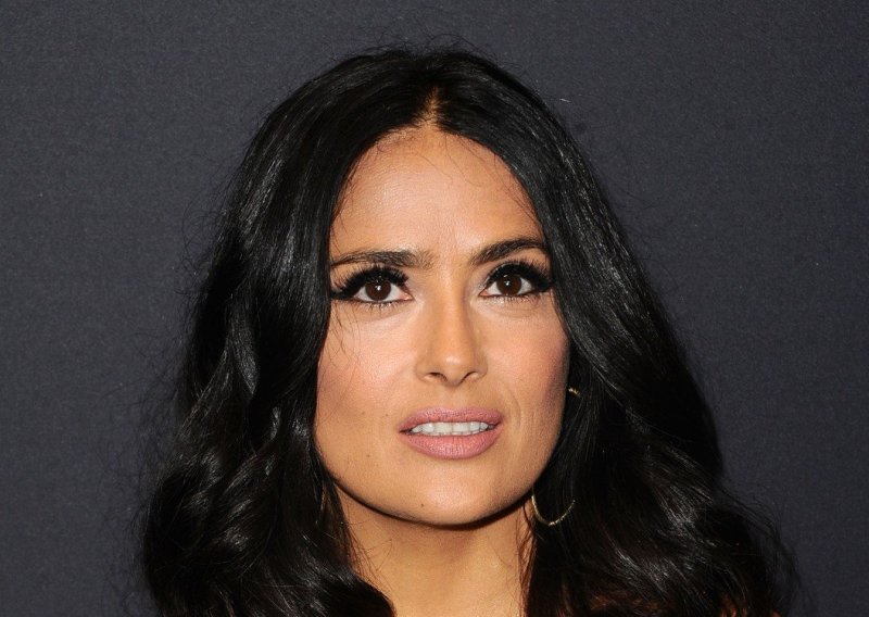 Salma Hayek ponosno pokazala sijede pramenove