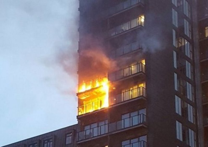 Gori neboder u središtu Manchestera