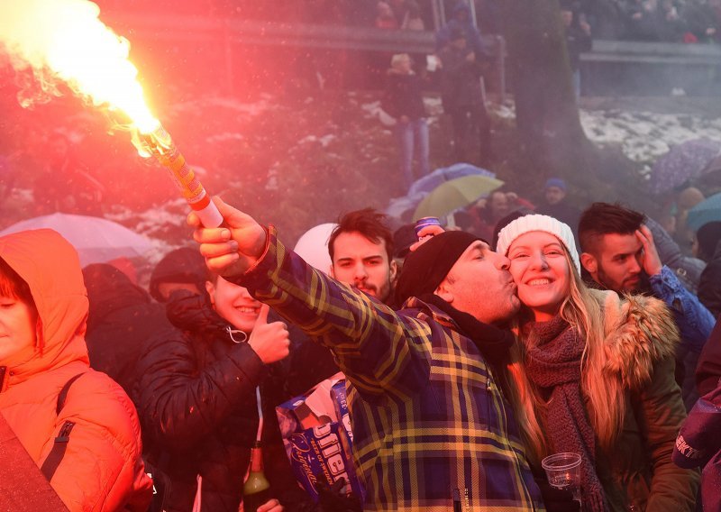 U Fužinama neviđena gužva, ispraćaj Stare godine u podne pravi je hit