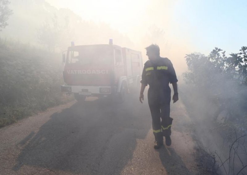 Omiš: Požar izbio zbog nepažnje mještanina