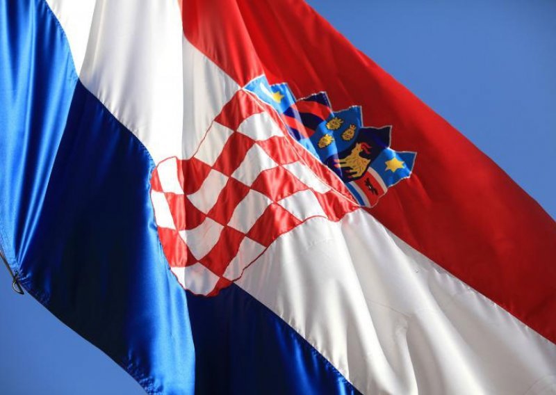 Razderana hrvatska zastava u Kninu