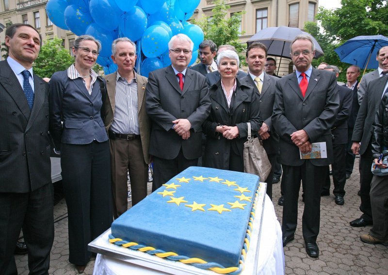 Kosor i opozicija zadovoljni, Josipović neugodno iznenađen