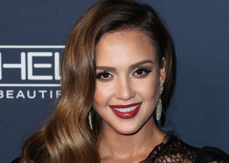 Jessica Alba skratila svoju prepoznatljivu dugu kosu