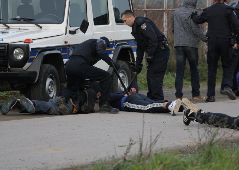 Snimka dokazuje: Policija je brutalno mlatila navijače