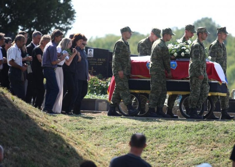 Pokopan ročnik koji je poginuo na poligonu Gašinci