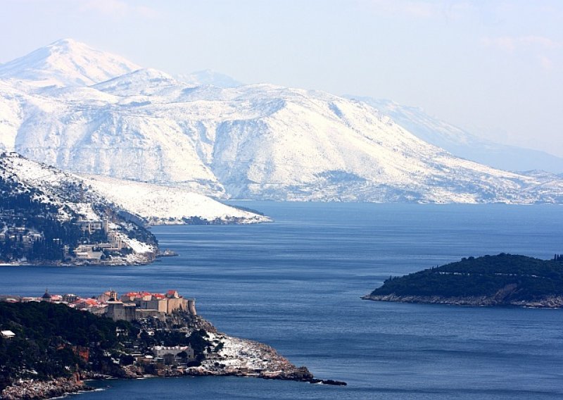 Snijeg zasuo Pelješac, Korčulu i Mljet