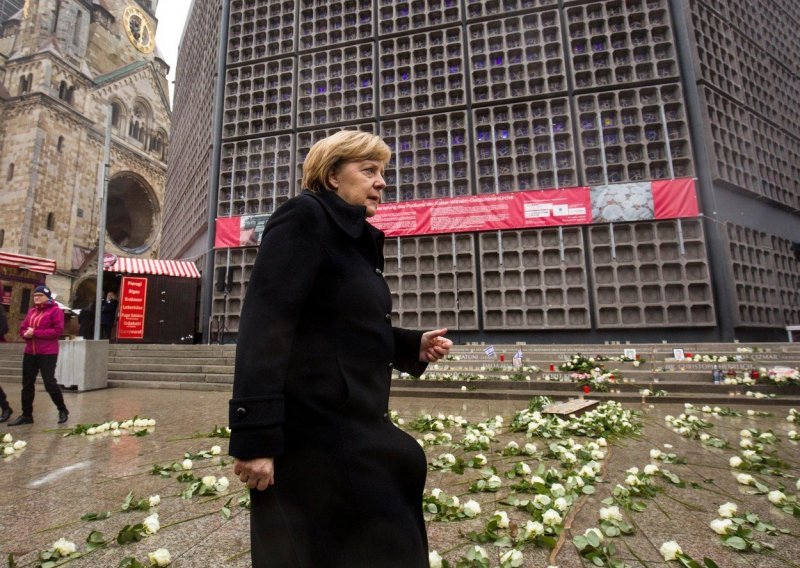 Incident kod Bundestaga, muškarac krenuo na Merkel