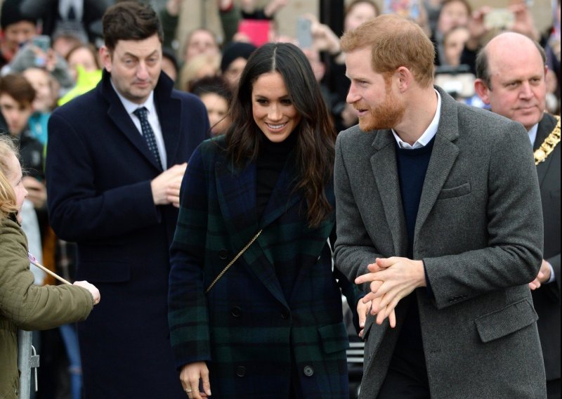 Meghan Markle odala počast Škotskoj Burberryjevim kaputom s tartan uzorkom