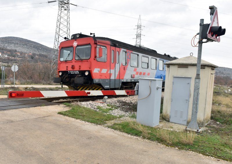 Autom pokušao prijeći prugu izvan uobičajenog prijelaza; vozilo je uništeno, a srećom nitko nije ozlijeđen